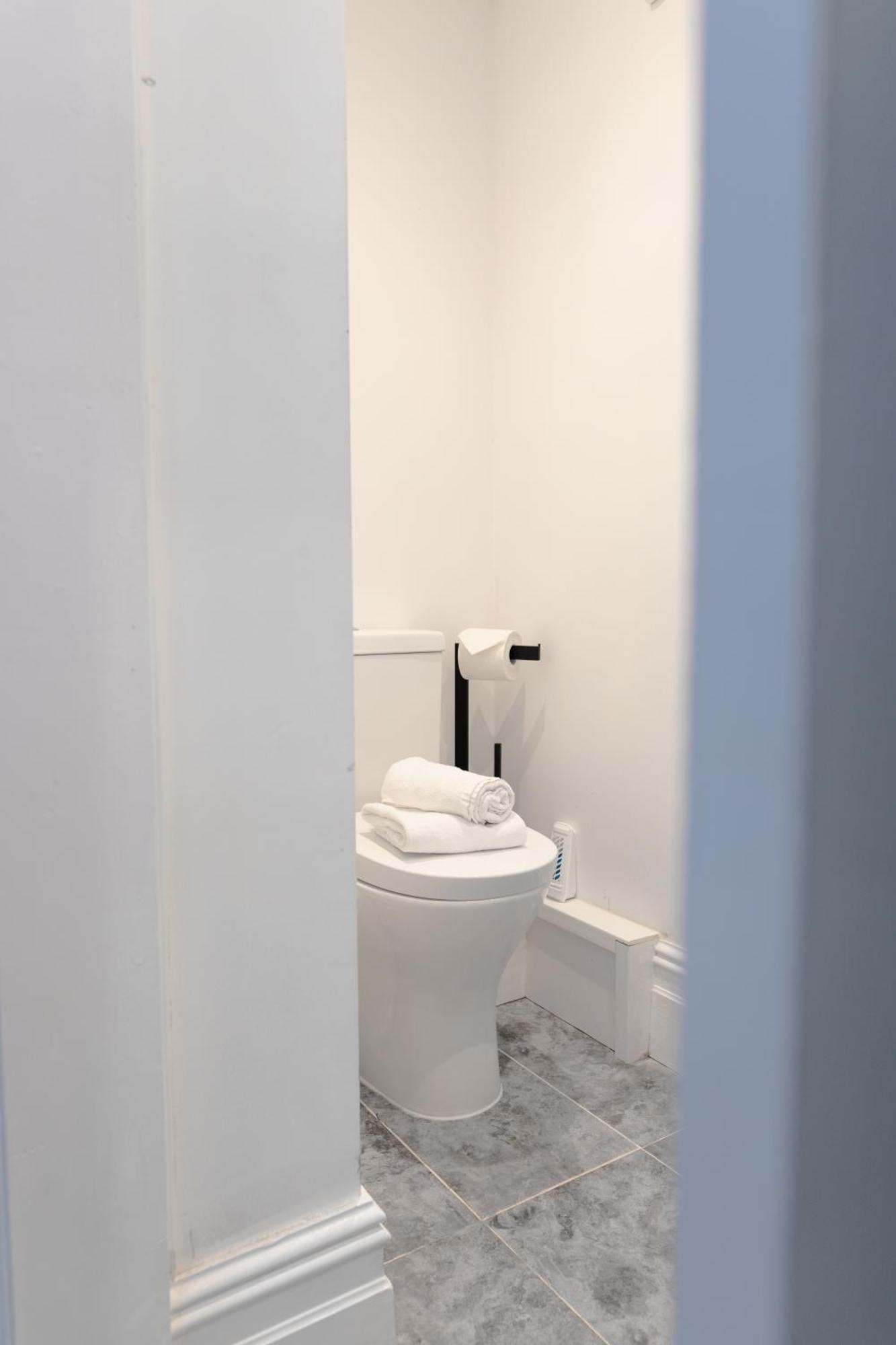 Bay City Studio Apartments Cardiff Esterno foto