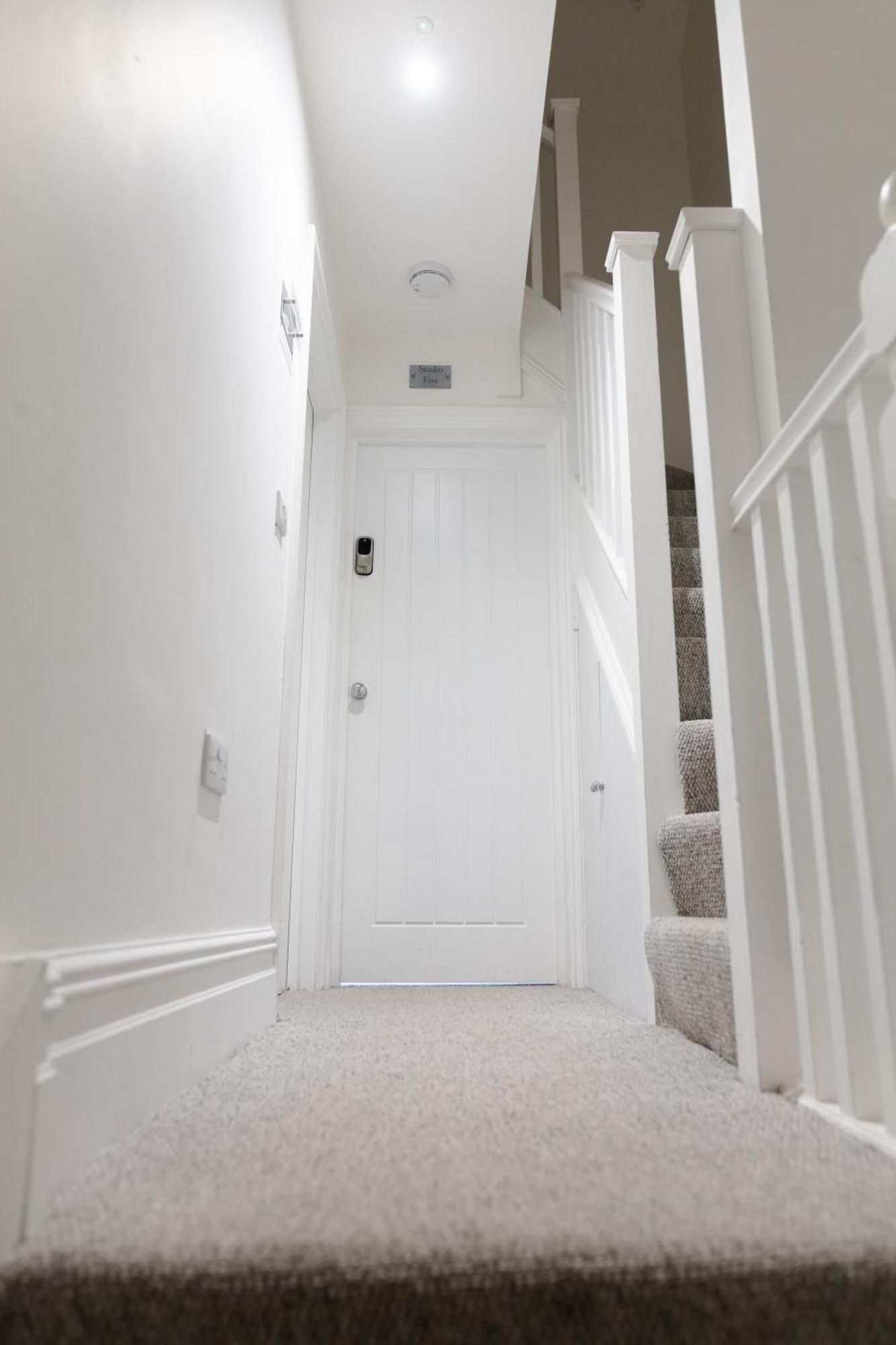 Bay City Studio Apartments Cardiff Esterno foto
